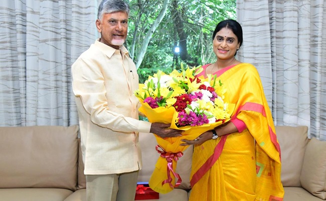 Sharmila meets Naidu to invite him for son's wedding