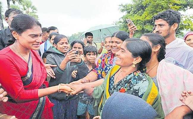 Sharmila Takes A Break To Padayatra