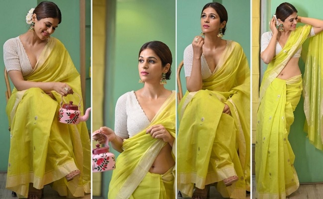 Pics: Navel Treat In Lemon Yellow Saree