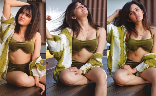 HOT: Lady Stuns In Green Bra And Underwear