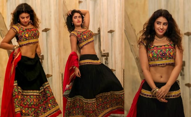 HOT: Cute Navel Show In Ethnic Elegance