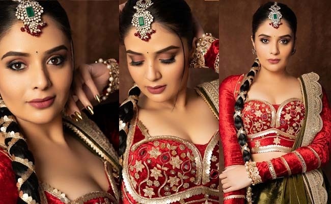 Pics: Sreemukhi In Traditional Glory