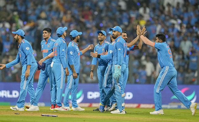 India thrash Sri Lanka to reach WC semi-finals