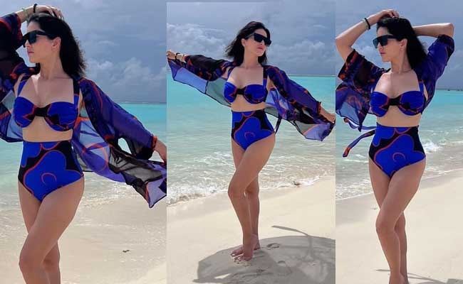 Pics: Sunny Clicks In Blue At A Seashore