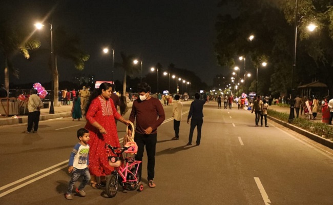 Hyderabadis enjoy Sunday on traffic-free Tank Bund