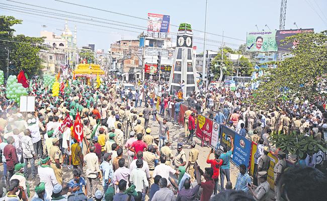 Tension during Amaravati farmers' Yatra after police intervention