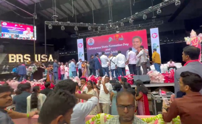 Telangana NRIs at Dallas queue up for pics with KTR!