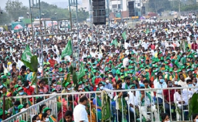 Amaravati farmers continue padyatra in Gudivada