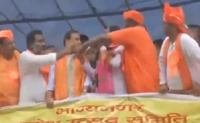 TRS leader confronts Assam CM at Hyderabad rally