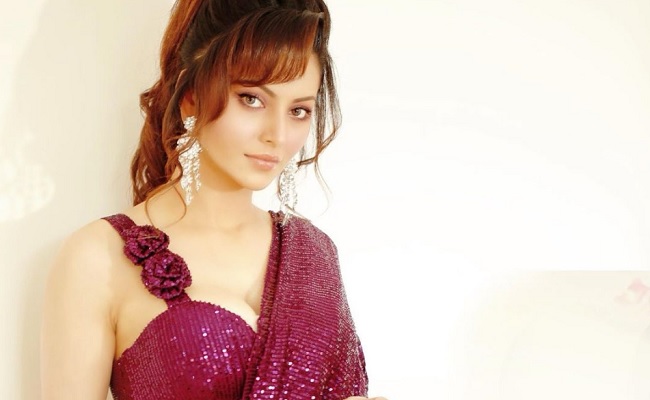 Urvashi In Between Chiranjeevi And Ravi Teja