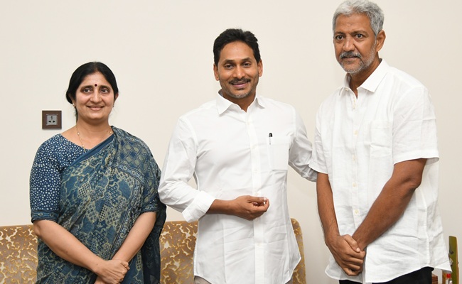 Released from Jail, Vamsi Meets Jagan