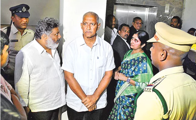 Vamsi looks frail as court extends remand
