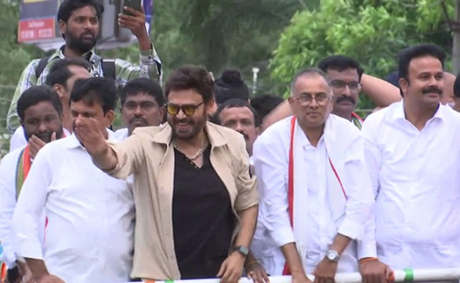 Venkatesh campaigns for Congress in Khammam