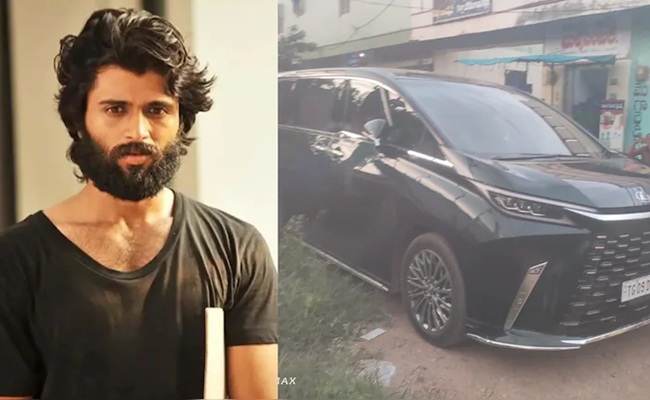 Vijay Deverakonda's Car Hit on Hyderabad Highway
