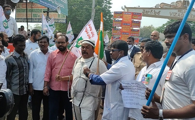 Vizag Steel workers intensify protest against privatisation