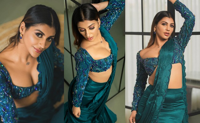 HOT: Bold Exposure In Green Saree