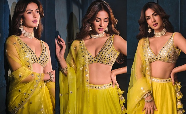 HOT: Beautiful Lady Stuns In Yellow Elegance