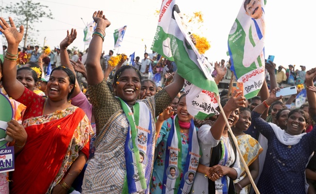 Massive turnout at CM's roadshow in Rajahmundry