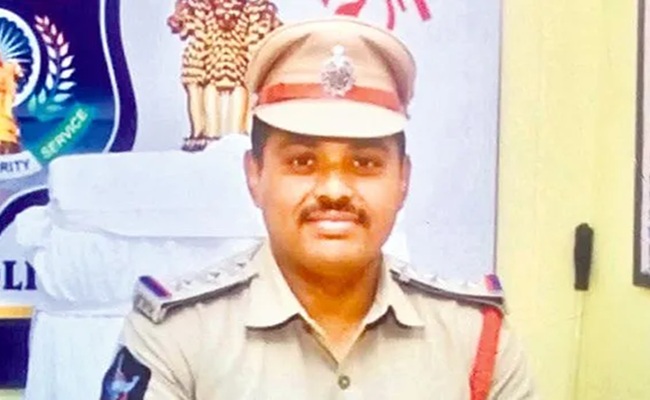 Cop suspended for favouring YCP back in good post!