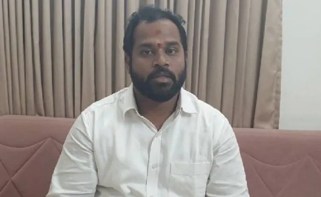 Arava Sridhar back in action, victim threatens suicide