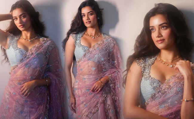 HOT: Darling Of Many Hearts In Transparent Saree