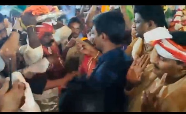 Kolikapudi, Chinni fight again at religious event!