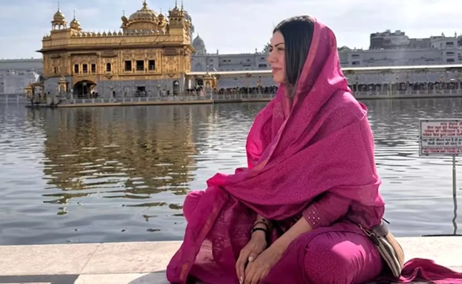 Heroine's First Temple Visit After Divorce