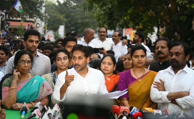 Huge Crowd Turns Out for Jagan's Guntur Visit