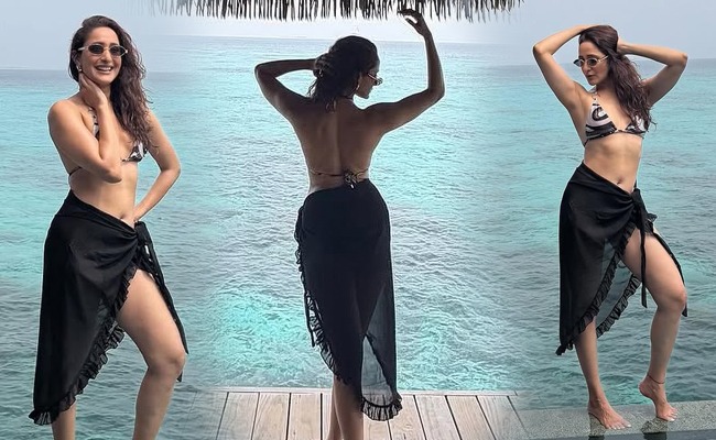 HOT: Bikini Beauty Sparks With Smiles