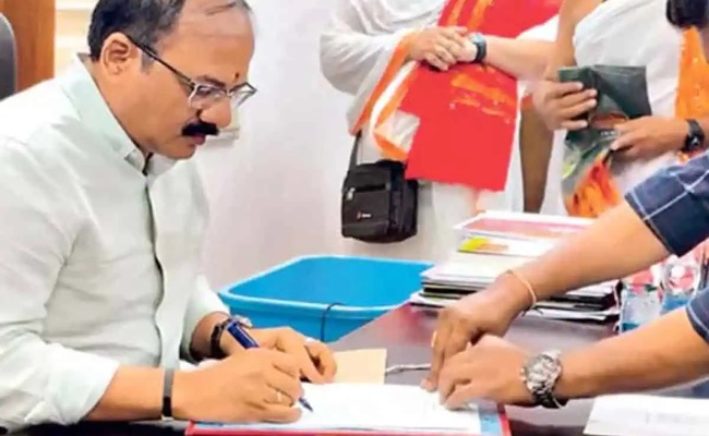 Naidu Shunts Out APCRDA Commissioner!