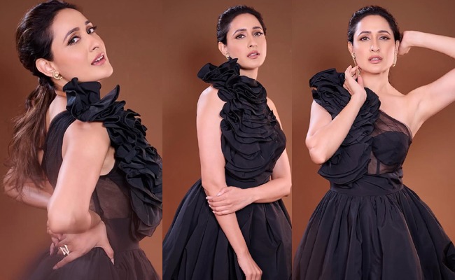 HOT: Pragya Jaiswal Raises Glam Quotient