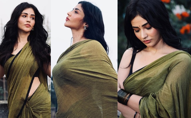 HOT: Anantapur Beauty Stuns Wearing Graceful Saree