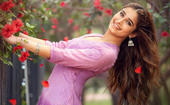 Raveena Tandon's Daughter Rasha In SM: Graceful