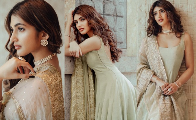 HOT: Pawan Kalyan's Heroine Shines Bright