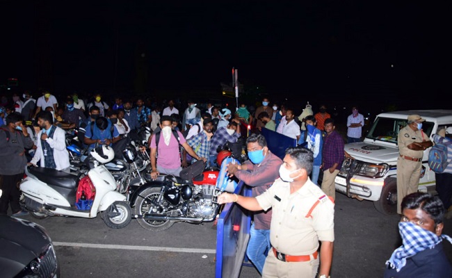 Horror for Techies as Andhra Cops Refuse Entry