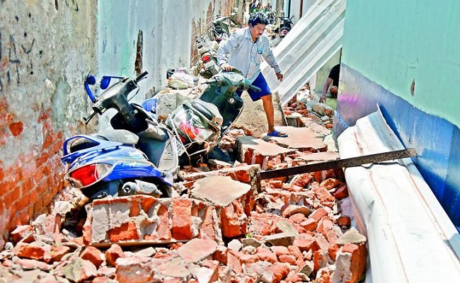 Hit by bricks during storm, TCS techie dies