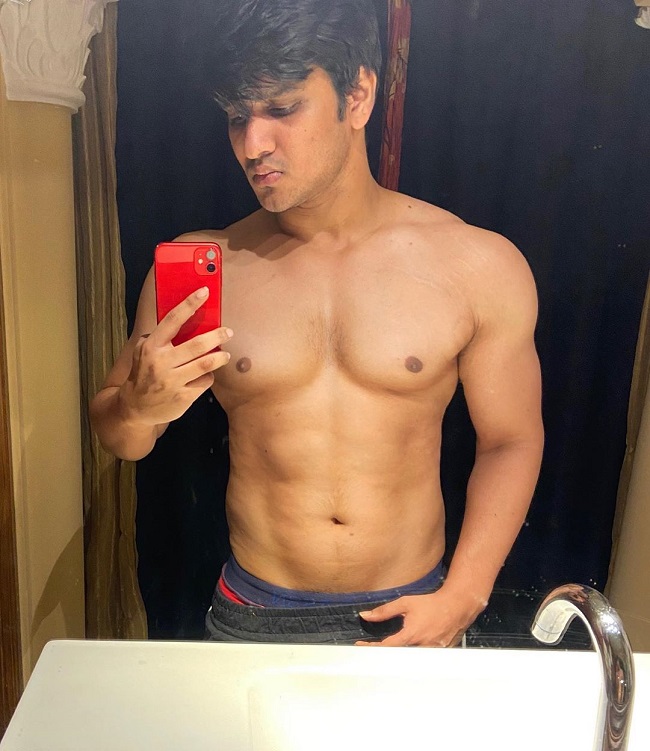 Nikhil Shares Shirtless Pic, Says 'Work in Progress'