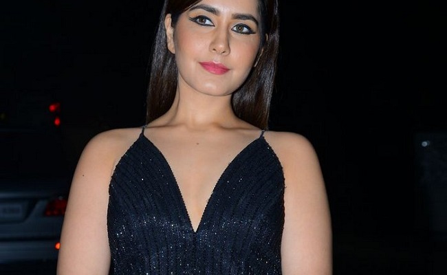 Raashi Khanna's Talented Fingers