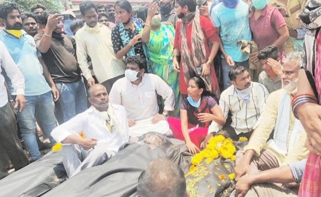 Vizag: Gas victims protest at plant with dead bodies