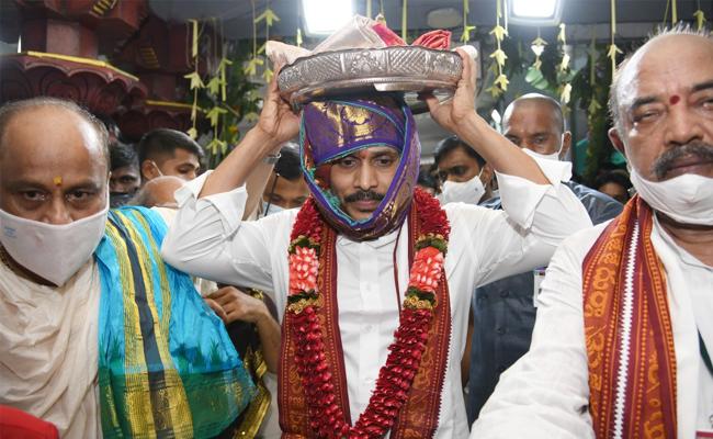 Jagan Presents Silk Robes To Goddess Kanaka Durga