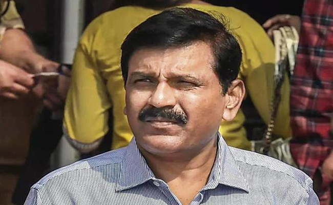 Ex-CBI Chief Attacks Jagan, Spares Naidu!