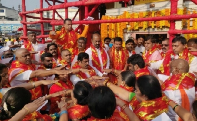 BJP's Hyd corporators take pledge at Charminar temple