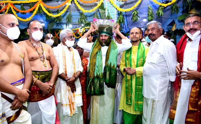 Jagan offers silk cloths to Lord Venkateswara at Tirumala