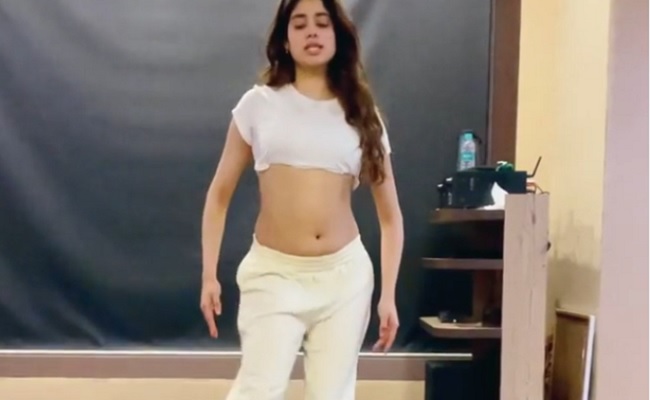 Janhvi flaunts belly-dancing skills on Kareena song