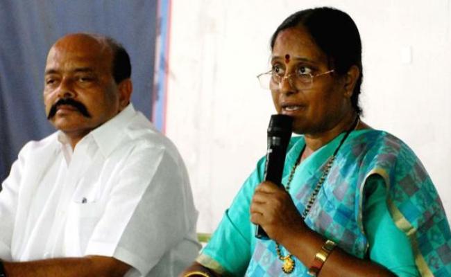 Konda Couple Not To Quit Cong, For Now!
