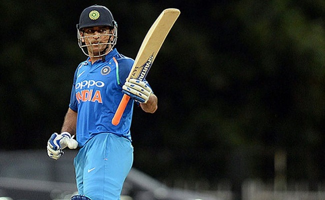 Dhoni swaps business class seat with economy class