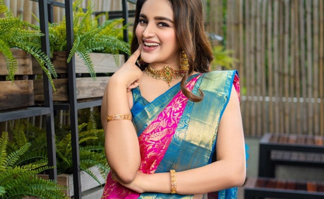 Photo Gallery: iSmart Beauty Looks Sensuous In Saree!