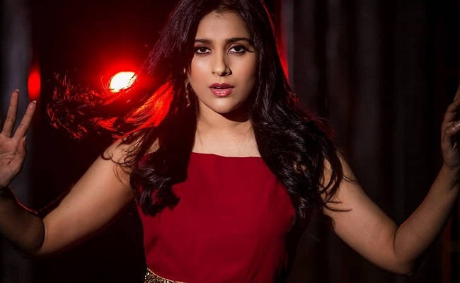 Pics: Beautiful Pose Resembling Red Rose