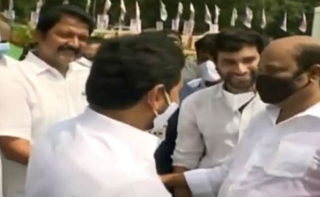 Jagan Makes Warring Leaders Shake Hands!