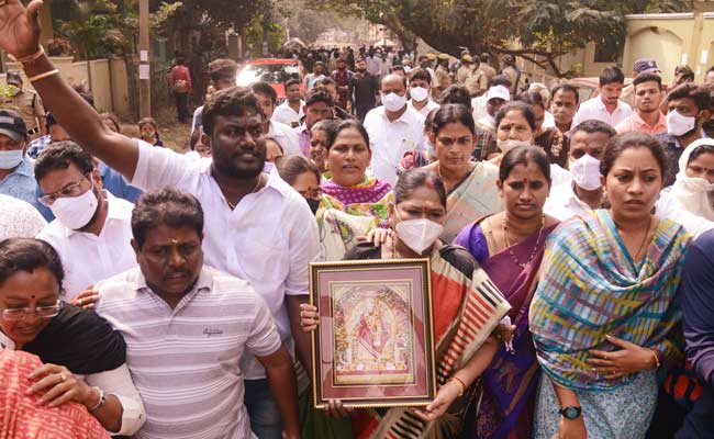 Politics takes temple oath route between YSRCP-TDP